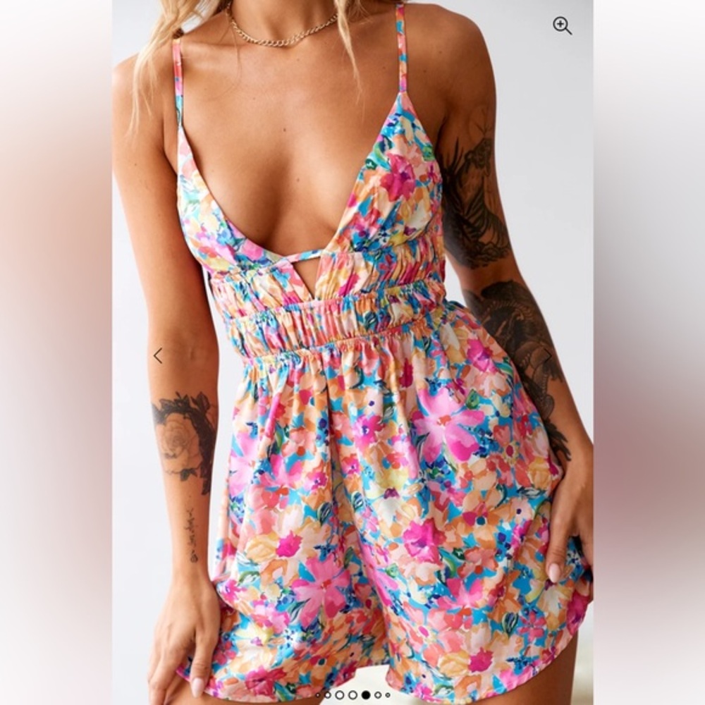White Fox Women’s Size M Plunge Neck Playsuit Romper Floral Tropical Resort‎